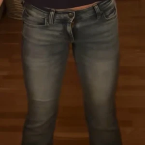 Ljusblå bootcut jeans från Lee - Snygga ljusblå jeans från Lee med klassisk bootcut-passform. Jeansen har fem fickor, låg midja och Lee-logga på bakfickan. Perfekta för en avslappnad och trendig look. Nypris 1100