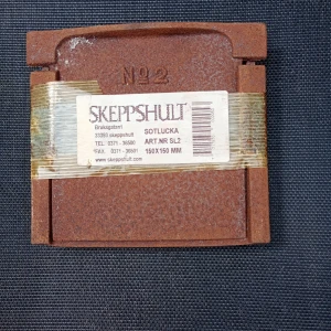 Sotlucka Skeppshult  - Bilderna visar en gjutjärnsprodukt från Skeppshult, specifikt en sotlucka (art.nr SL2, 150x150 mm).en reservdel till exempelvis en kamin eller spis. Rostig och oanvänd . Går att få fin igen.