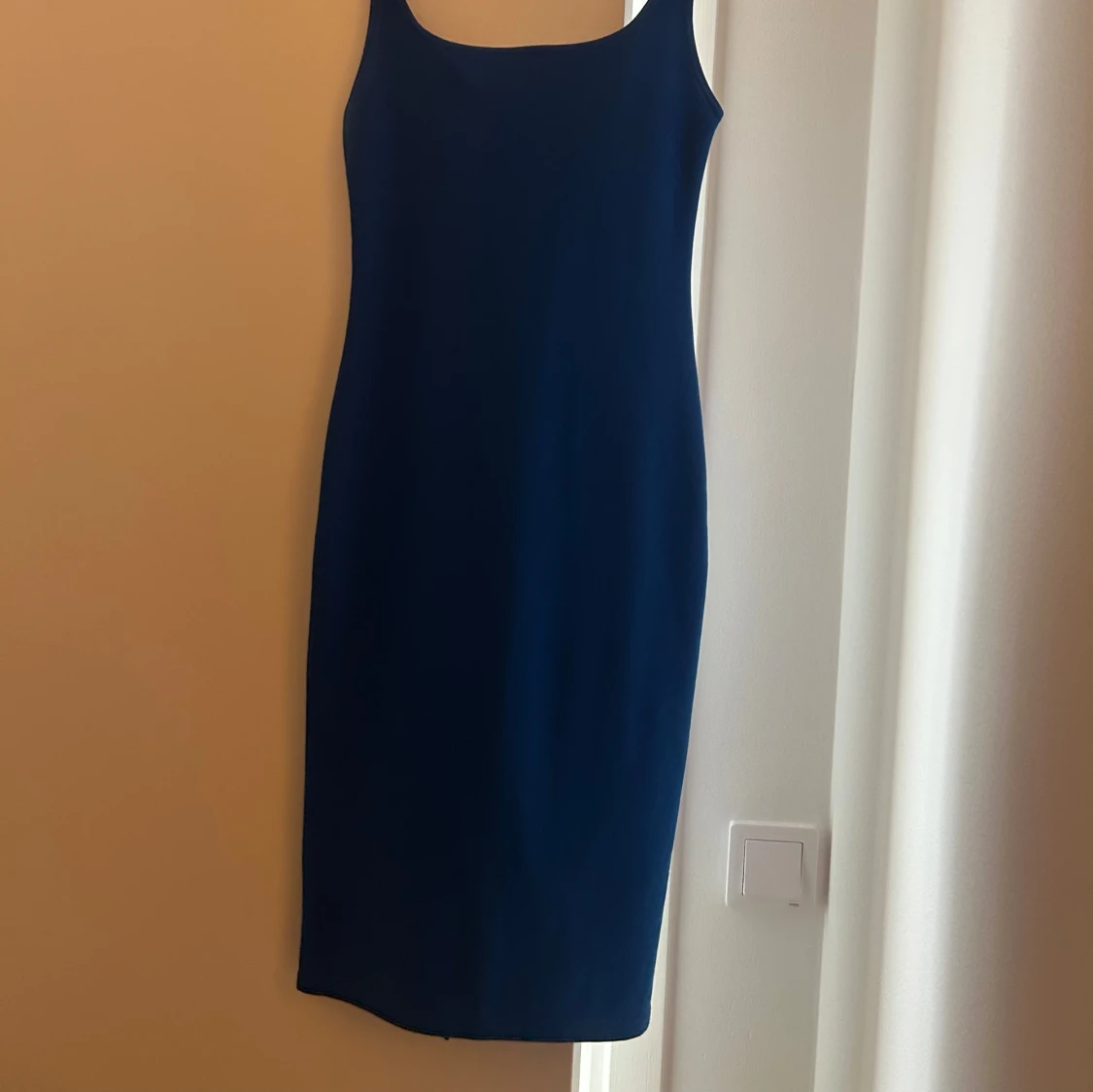 Blå tight klänning med smala axelband - 1