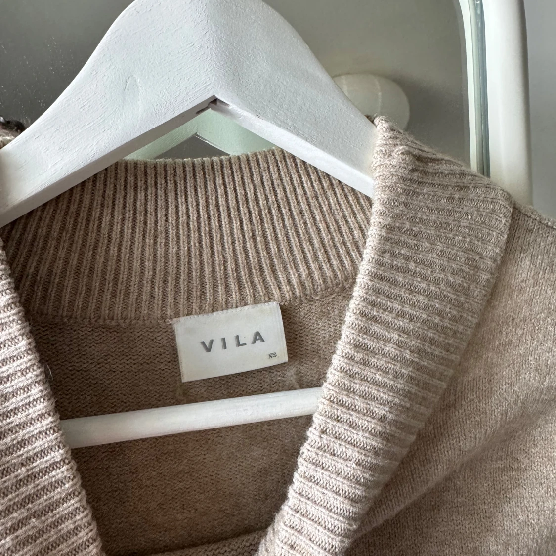 Beige stickad polotröja från Vila - 1