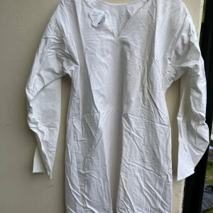 Maskinsydd, Handfållad, vit långärmad skjorta - Skjorta Ca stl större L (dam) / M (herr)  Bomull Handfållad 