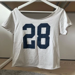 Brandy Melville T-shirt - Sååå najs T-shirt från Brandy Melville🥰Endast använd 2 gånger, nypris ca 250kr. Säljer då det inte riktigt är min stil💕
