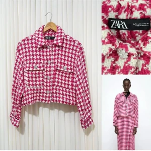 Rutig croppad jacka från Zara - nyskick - Säljer en croppad jacka från Zara. Nyskick. Köpt för 550kr säljer endast för 225kr. Kom gärna med prisförslag
