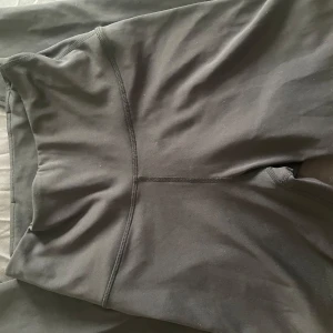 Svarta leggings från SOC XS - Svarta leggings från SOC i storlek XS. Stretchigt material, perfekt för träning. Pris kan diskuteras💞
