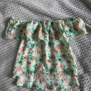 Jättefin blus  - Jättefin sommar blus som är offshoulder, står ingen storlek men skulle säga att de är Xs💗💗