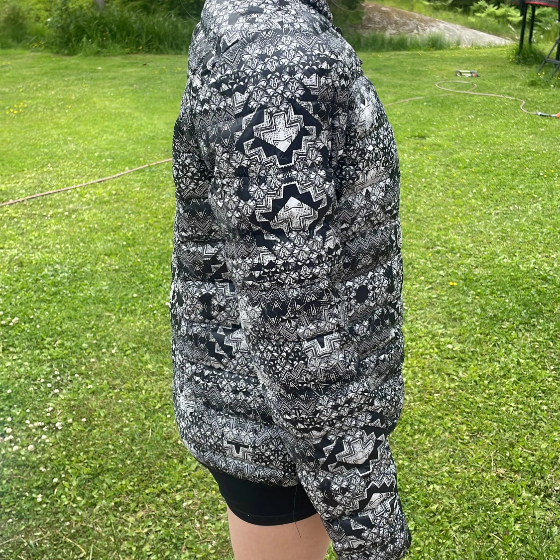 Svartvit mönstrad pufferjacka - 1