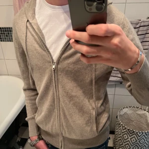 Kashmir zip Soft Goat - Jag säljer min 100% kashmir zip från Soft Goat! Perfekt nu för kalla sommarkvällar. Den har dock en ganska stor defekt på ena armbågen, se bild 2 och 3. Därav priset och priset är självklart diskuterbart!