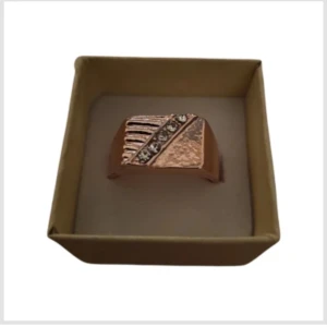 Elegant ring i roséguld - Stilren ring i roséguld med en unik design. Ringen har diagonala linjer och glittrande stenar som ger en lyxig känsla. Perfekt för att ge en touch av elegans till din stil. Liten defekt som du ser på bild 2. US 10 eller 19.8 mm