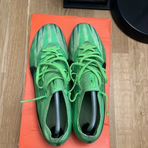 Nike Zoom Mercurial fotbollsskor gröna - Säljer ett par Nike Zoom Mercurial vapor 15 elite. Skorna är i bra skick 8/10 de funkar helt perfekta. Anledningen till att jag säljer de är pga de är för små för mig. Vid intresse av skorna eller frågor skicka gärna ett meddelande privat.