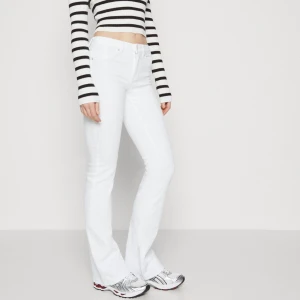 Vita Mid flared jeans från ONLY  - Snygga vita jeans från ONLY. Jeansen är i ett extremt fint skick, nästan aldrig använda. 