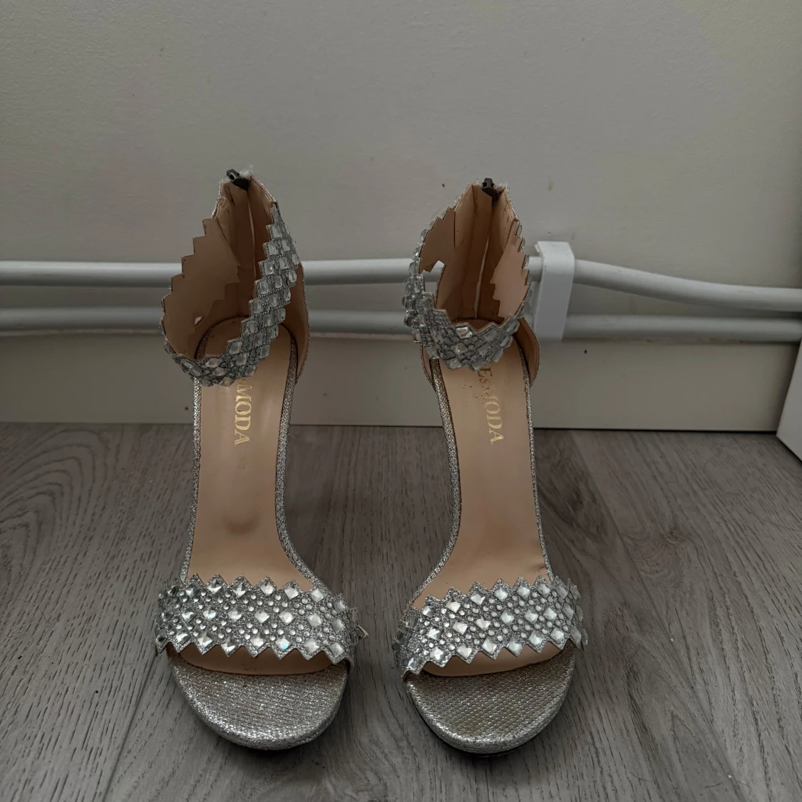 Glittriga silverfärgade pumps med klack