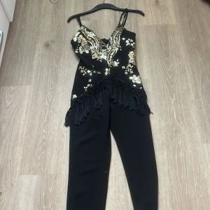 Jumpsuit - En festlig jumpsuit köpt utomlands! Finns ej storlek på den, känns som en xs/s 