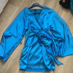 Klänning - En klänning från ginatricot, finns en liten sminkfläck på sidan men inge man märker av! 