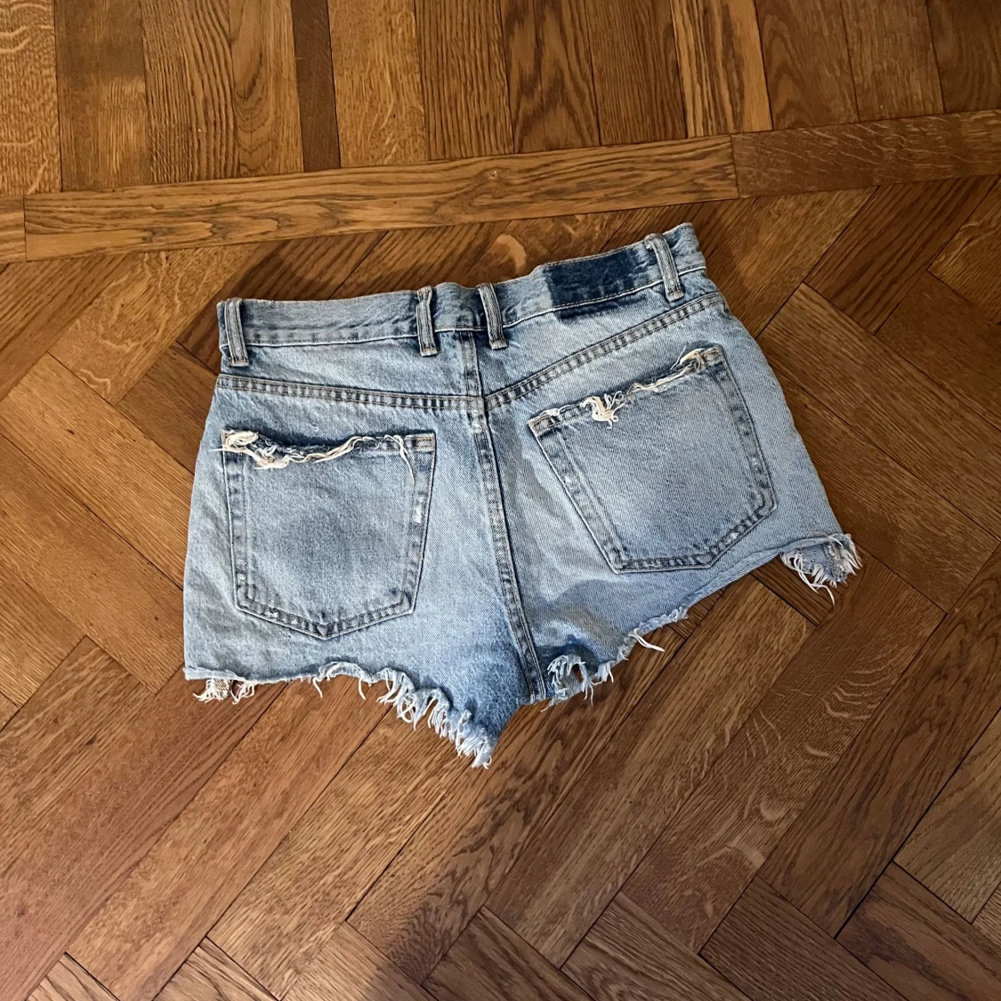 Ljusa slitna jeansshorts med fransar - 1