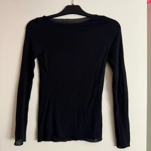 Svart tunn långärmad tröja - Superslimmad svart långärmad tröja i tunn och transparent syntet från intimissimi. 