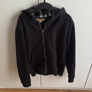 Burberry zip hoodie - Burberry zip hoodie. Storlek S. Inga defekter. Pris ej hugget i sten✅