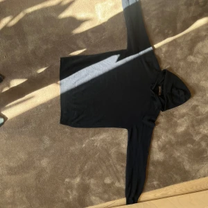 Marinblå hoodie i kashmir från Oscar Jacobson - Hej jag säljer min marinblå kashmir hoodie från Oscar Jacobsson pga att den är för liten köpt på NK kvitto ser du på sista bilden, bra skick, om det finns frågor tveka inte att fråga