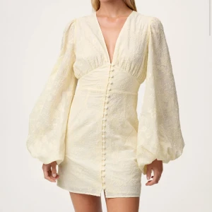 Adoore klänning - Light Yellow Florence Mini Dress i storlek 38. Prislapp kvar