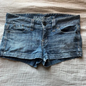 Low waist jeansshorts  - Jätte snygga low waist jeansshorts! Shortsen är från guess och är köpta begagnat, men inget större slitage. Jag har storlek S och shortsen är pytte lite för stora för mig! kontakta privat för frågor, bilder, pris o mm💞