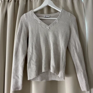 Beige ribbad stickad tröja  - Snygg beige stickad tröja. Om fler bilder önskas eller vid frågor kontakta mig💋