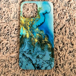 Mobilskal IPhone 13 Pro Max - Fint blå gulligt skal som passar IPhone 13 Pro Max. Aldrig använt.