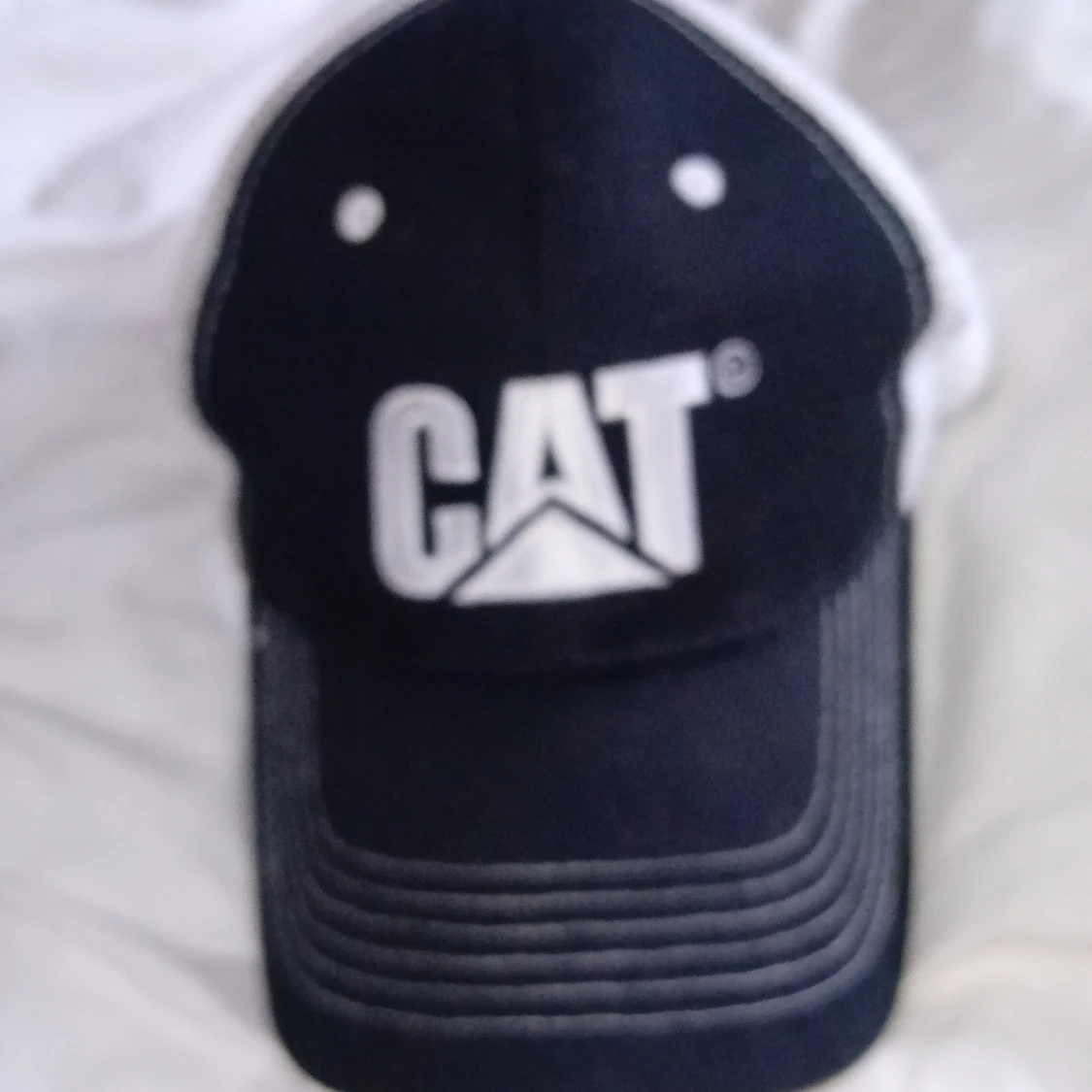 Svart och vit keps från CAT