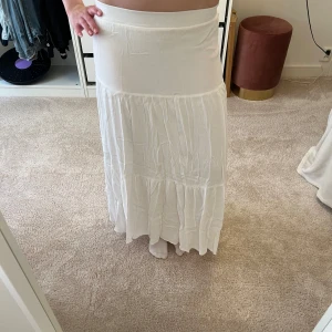 Vit långkjol lågmidjad - Superfin vit långkjol från strandivarius (lite nopprig på insidan) 