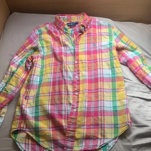 Färgglad rutig skjorta Ralph Lauren  - Säljer en klassisk rutig skjorta från Ralph Lauren i storlek M. 