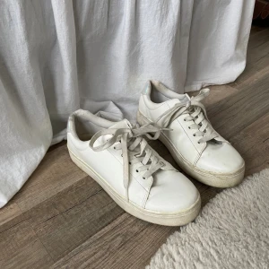 Vita skor - Sällan använda vita sneakers, med en cool design på baksidan💗Säljer då de är för små för mig