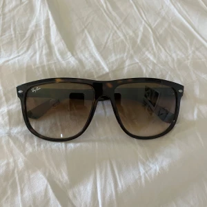 Ray-Ban Boyfriends  - Säljer ett par sköna RB-4147 brillor! | Mycket fint skick, minimal repa som inte syns eller påverkar användning! | Utan fodral. | Ställ gärna frågor innan du köper!