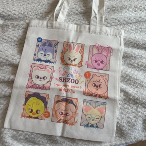 Stray Kids SKZOO tote bag - Ej officiell!! Jätte gullig SKZOO totebag, aldrig använts! Tar bara köp nu <3