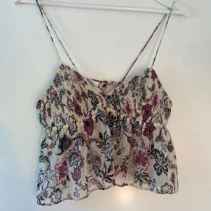 Blommig zara topp - Blommig zara topp i storlek xs, lite trådar på insidan som hade gått upp men inget som märks när man har den på. Annars är den i superbra skick! 