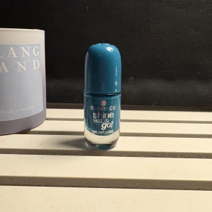 Essence blått nagellack gel - Essence Shine Last & Go! gel nagellack i färgen 77 Deep Sea Baby. Snyggt havsblått lack med glansig finish, kommer i en rund glasflaska med blått plastlock. Vegansk formula och lång hållbarhet. Perfekt för dig som vill ha färgstarka naglar.