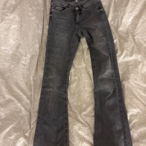 Grå bootcut jeans från ONLY - Snygga grå jeans från ONLY med bootcut passform och klassisk femficksdesign. Priset går att diskutera!❤️