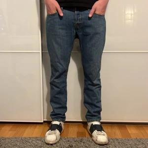 Levis jeans - modell 501. Riktigt snygga och schyssta! Samt bra kvalité, Obs bild från killen jag köpte dem av, jag är 180 cm och de passade inte mig så aldrig använt dem själv
