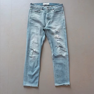 Golden goose jeans fade - Stört snygga och galen färg. Passformen är typ straight/ lite loose. Sparsamt använda, ”defekterna” är ju helt enkelt design 