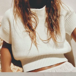 Vit croppad stickad tröja - Säljer en vit, croppad stickad tröja. Tröjan har en relaxed fit och är perfekt för lager-på-lager. Passar till så många plagg och tillfällen! Sällan använd🙌🏽