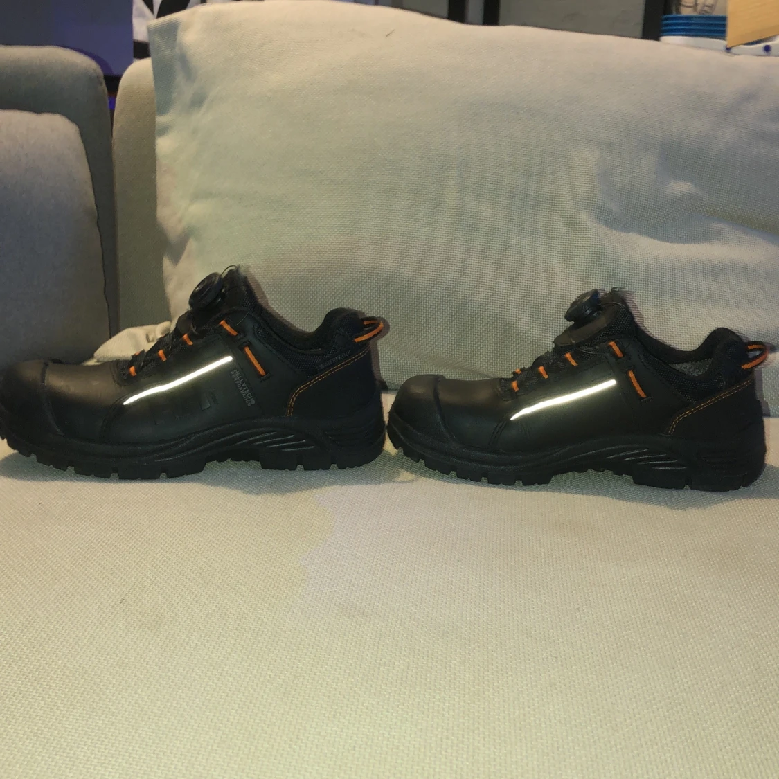 Svarta Helly Hansen sneakers med orange detaljer - 1