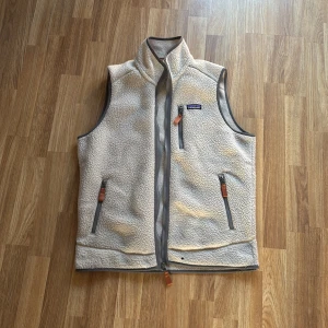 Patagonia väst - Säljer en beige fleeceväst från Patagonia i storlek M. Perfekt för lager-på-lager och chill utomhus.  Jätte fint skick inköpt för 1400 kr cirka 2 månader sen! Ett litet hål längst ner på västen som man intr lägger märke till men därav diskuterbart pris👍 Skriv vid funderingar!