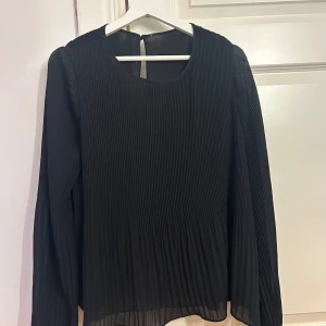 Svart blus  - Svart blus med dubbeltyg lappen ät avklippt så står inte storlek eller märke men skulle gissa på storlek M/S😊
