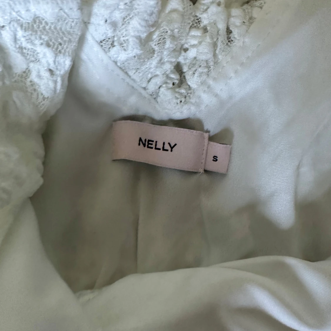 Vit spetsklänning från Nelly  - 2