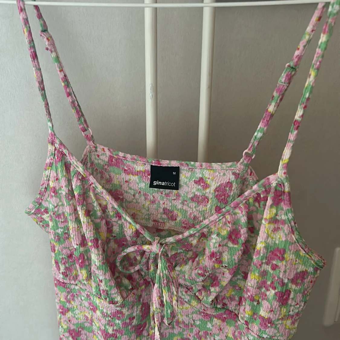 Blommig kortklänning från Gina Tricot