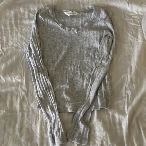 Ljusgrå långärmad topp med spets - ljusgrå tröja med supersöt spetsdetaljer, använd ett fåtal gånger 💕skriv vid frågor!