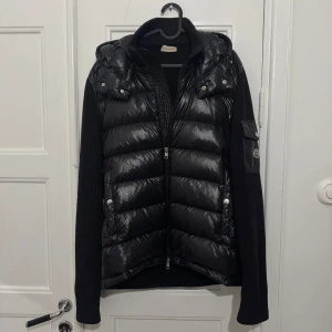 Moncler cardigan - Size: XL Pit to pit: 54,5cm Very good Condition! Color: Black Comes with: Nothing Retail: 1260€