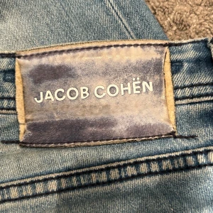 Jacob Cohen jeans - Tja, säljer mina ljusblå Jacob Cohen jeans. Dom  är i storlek 30 och är använda skulle säga 6/10, finns lite defekter men inget som syns vid användning. Skriv vid minsta fundering.
