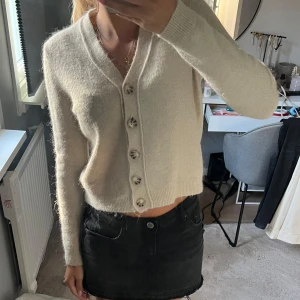 Beige kofta med knappar - V ringad kofta, storlek L men sitter som S gammal modell från Zara men som ny och knappt använd 