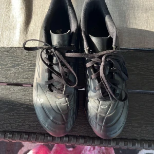 Svarta adidas fotbollsskor - Säljer ett par svarta adidas fotbollsskor.