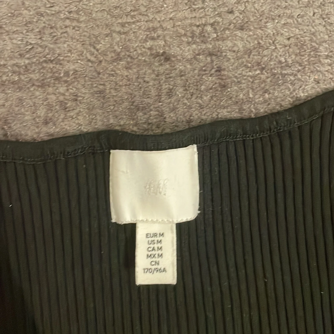 Svart ribbad topp från H&M - 1