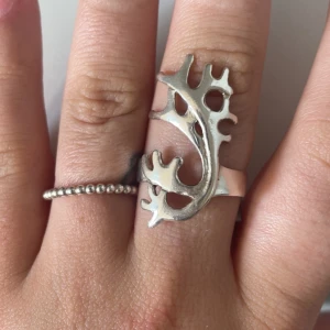 Renhornsring  - Säljer min superfina Renhornsring då den ej kommer till användning! !!Tror att det är storlek 16!!