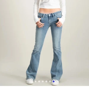 Ljusblå bootcut jeans True Religion - Säljer ett par ljusblå bootcut jeans från True Religion med låg midja. Jag säljer dom då jag kommer växa ur dom när som helst och vill inte stretcha ut dom för mycket eller slita nå extra utifall jag skulle sälja dom. Storlek 25 o passar mig som har s/m 💕💕💕💖 kontakta innan köp. Köptes 26 december